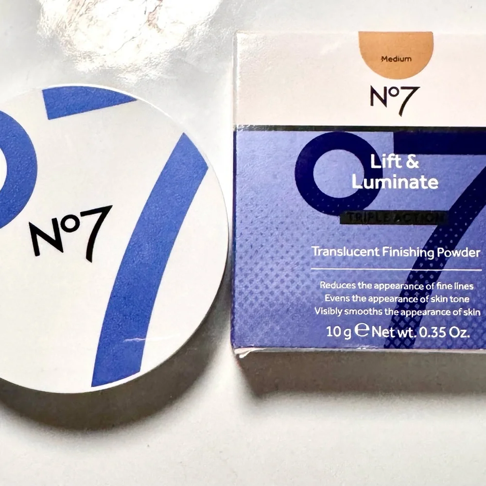 No7 Lift & Luminate Triple Action Finishing Powder - Medium